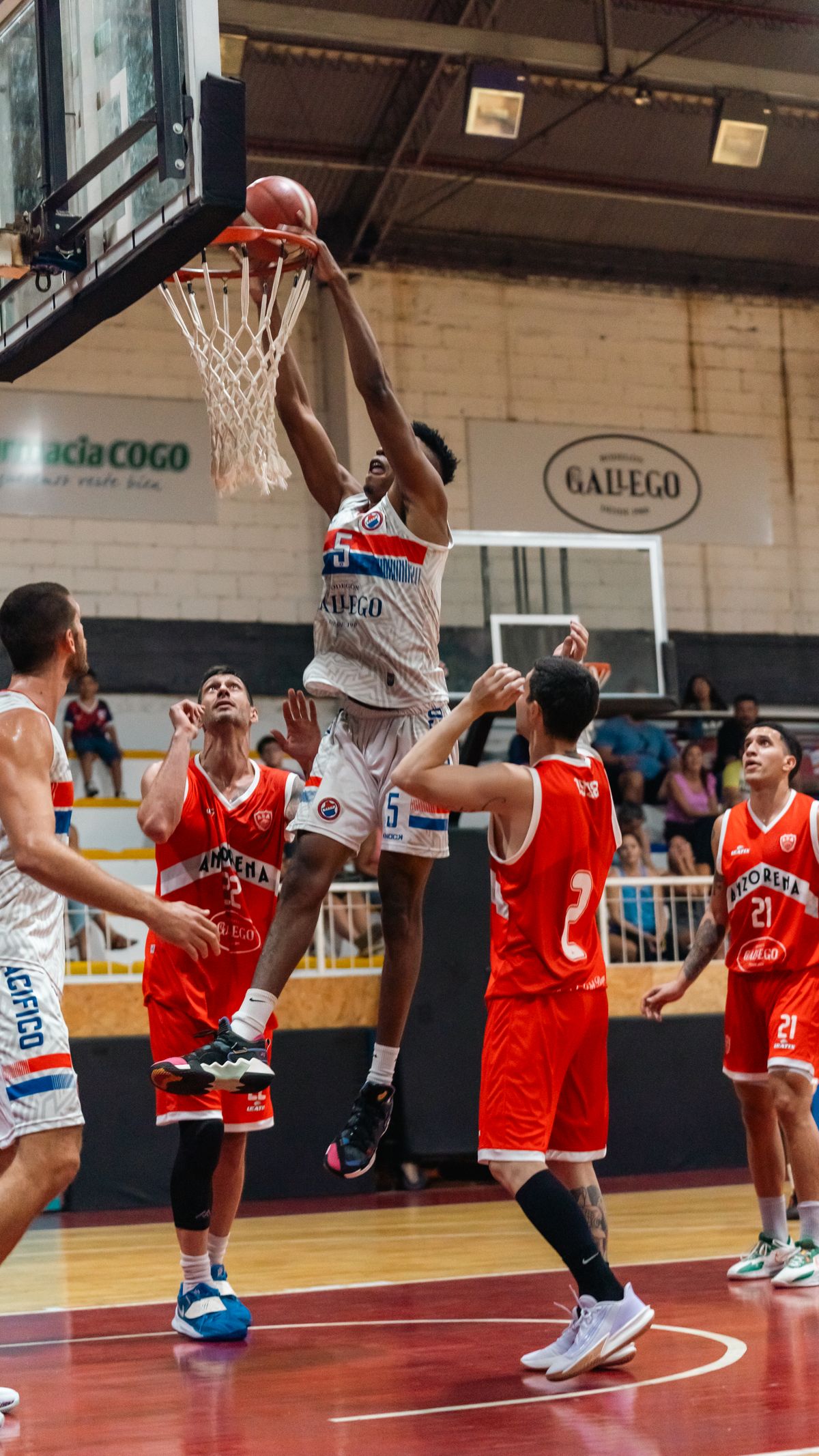 Jogador de basquete em ação