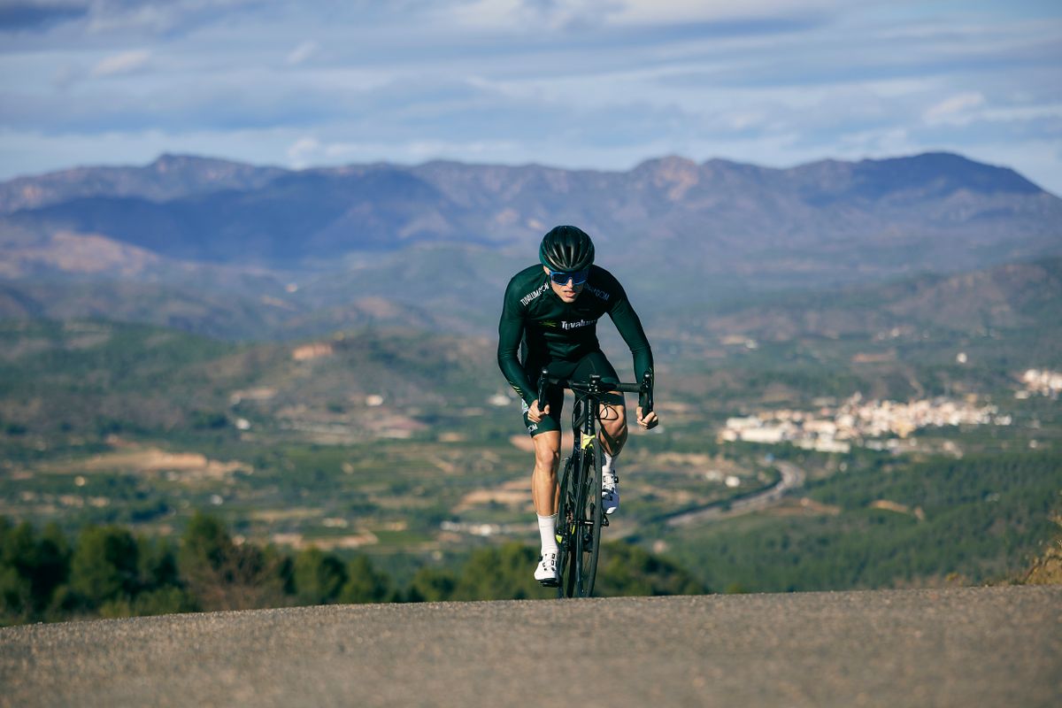 Ciclista treinando em uma subida