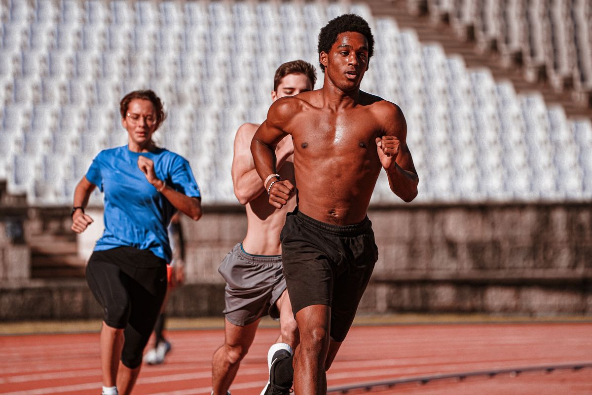 Atletas de atletismo treinando